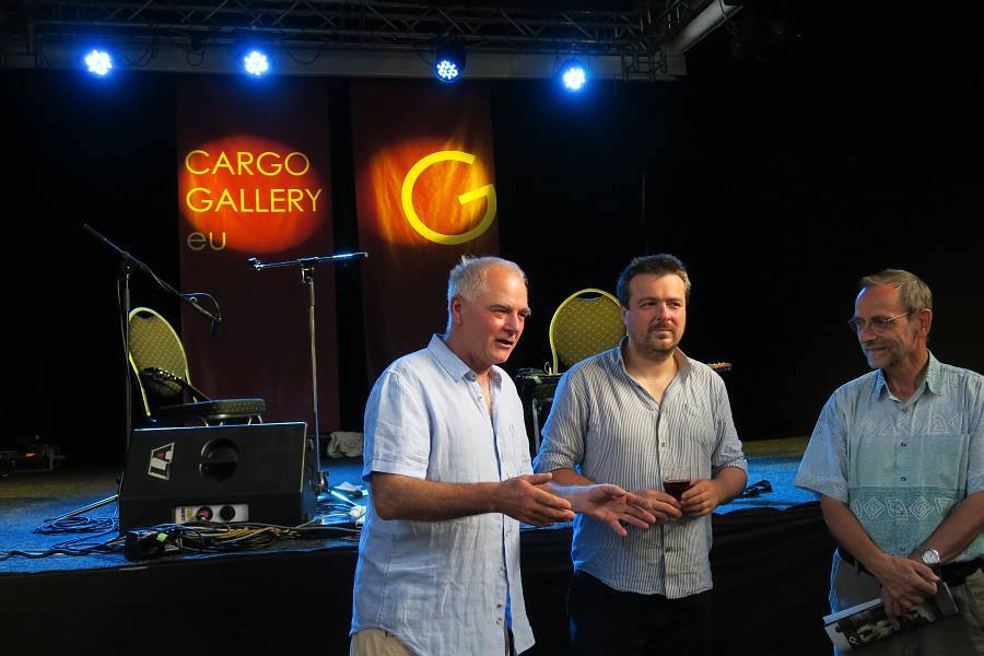 Vlastimil Kula (na fotografii vlevo) při zahájení výstavy Satyrův deník v pražské Cargo Gallery / foto Ladislav Šolc